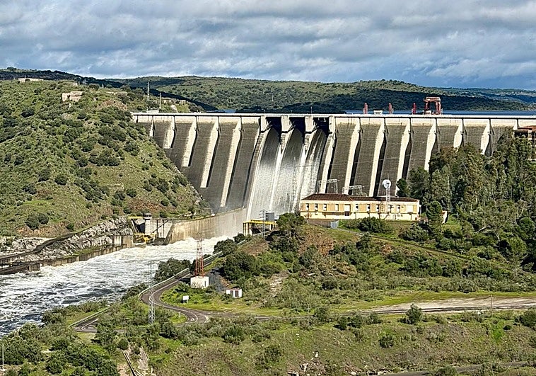 La presa de Alcántara vierte por los tres aliviaderos centrales a expensas de hacerlo también por el lateral